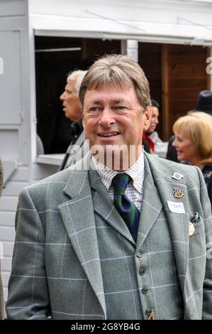 Alan Titchmarsh, présentateur de jardinier de télévision, en costume d'époque au Goodwood Revival. Costume vintage. Tenue de période. Personnalité de la télévision, célébrité Banque D'Images