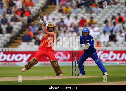 Eve Jones (à gauche) de Birmingham Phoenix battant pendant le match de cent au Kia Oval, Londres. Date de la photo : vendredi 23 juillet 2021. Banque D'Images