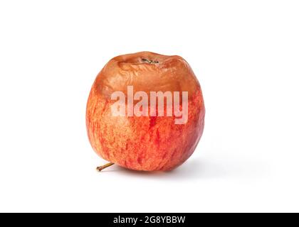 Pomme à moitié pourrie. Pomme rouge avec une section brunie décomposée, douce et sordide. Concept pour les déchets alimentaires et la sécurité alimentaire ou la mauvaise pomme. Isolé sur Banque D'Images