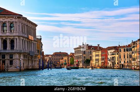 Belle vue sur le Grand Canal, façades Renaissance et galerie d'art CA' Pesaro sur la gauche, Venise, Italie. Ville classée au patrimoine mondial de l'UNESCO Banque D'Images