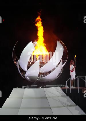 Naomi Osaka allume la flamme olympique lors de la cérémonie d'ouverture des Jeux Olympiques de Tokyo en 2020 au stade olympique au Japon. Date de la photo : vendredi 23 juillet 2021. Banque D'Images