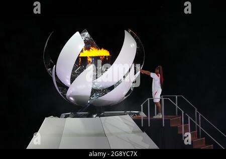 Naomi Osaka allume la flamme olympique lors de la cérémonie d'ouverture des Jeux Olympiques de Tokyo en 2020 au stade olympique au Japon. Date de la photo : vendredi 23 juillet 2021. Banque D'Images