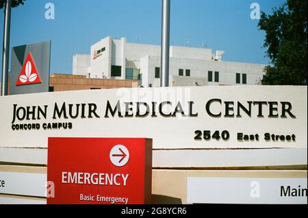 ÉTATS-UNIS. 08 septembre 2017. Panneau avec logo et façade de bâtiment au campus de Concord du John Muir Medical Center à Concord, Californie, 8 septembre 2017. (Photo par Smith Collection/Gado/Sipa USA) crédit: SIPA USA/Alay Live News Banque D'Images