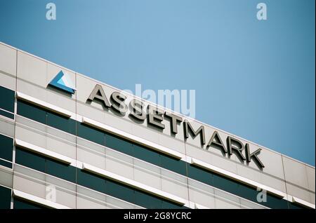 ÉTATS-UNIS. 08 septembre 2017. Panneau avec logo sur la façade du bâtiment au siège de la société de services financiers Assetmark dans le centre-ville de Concord, Californie, le 8 septembre 2017. (Photo par Smith Collection/Gado/Sipa USA) crédit: SIPA USA/Alay Live News Banque D'Images