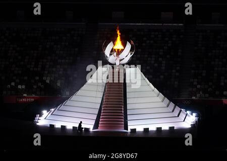 Tokyo, Japon. 23 juillet 2021. Le joueur de tennis japonais Naomi Osaka éclaire la flamme de l'espoir dans le Cauldron olympique lors des cérémonies d'ouverture des Jeux Olympiques d'été de Tokyo 2020 à Tokyo, au Japon, le vendredi 23 juillet 2021. Photo de Richard Ellis/UPI crédit: UPI/Alay Live News Banque D'Images