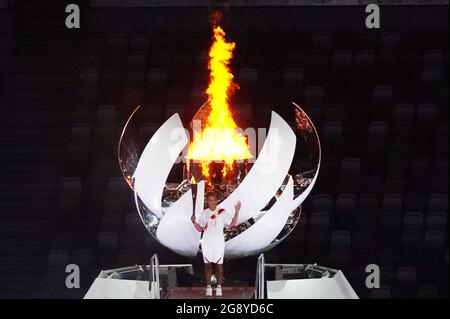Tokyo, Japon. 23 juillet 2021. Le joueur de tennis japonais Naomi Osaka éclaire la flamme de l'espoir dans le Cauldron olympique lors des cérémonies d'ouverture des Jeux Olympiques d'été de Tokyo 2020 à Tokyo, au Japon, le vendredi 23 juillet 2021. Photo de Richard Ellis/UPI crédit: UPI/Alay Live News Banque D'Images