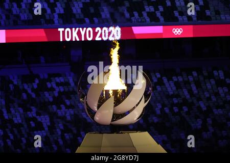 Tokyo, Japon. 23 juillet 2021. Le chaudron est allumé lors de la cérémonie d'ouverture des Jeux Olympiques de Tokyo en 2020 au stade olympique de Tokyo, au Japon, le 23 juillet 2021. Credit: Zheng Huansong/Xinhua/Alay Live News Banque D'Images