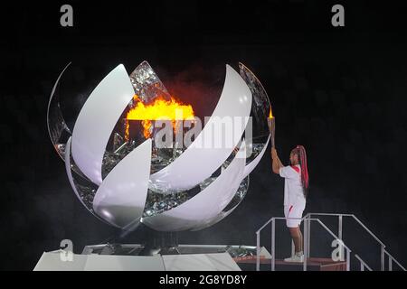 Tokyo, Japon. 23 juillet 2021. Jeux olympiques : cérémonie d'ouverture au stade olympique. Le joueur de tennis japonais Naomi Osaka allume la flamme olympique . Credit: Michael Kappeller/dpa/Alay Live News Banque D'Images