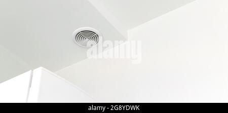 Bannière ventilation de l'air dans l'intérieur de maison moderne sur le toit, conception de la construction ndustriale Banque D'Images