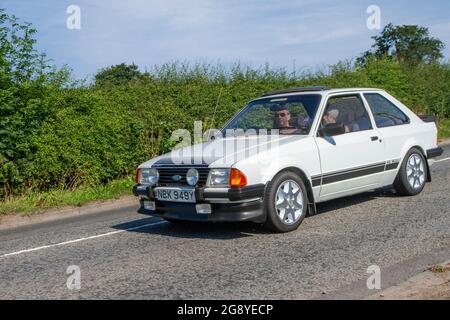 Années 1983 80 années 80 blanc Ford Fiesta 1598cc essence berline 2dr en route vers Capesthorne Hall Classic car Show de juillet, Cheshire, Royaume-Uni Banque D'Images