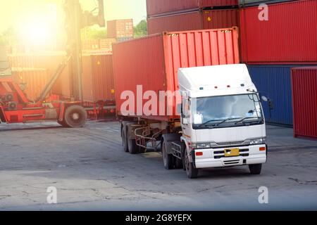 Camion, transport de conteneurs, en attente de son amarrage, vue du transport. Banque D'Images