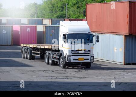 Camion, transport de conteneurs, en attente de son amarrage, vue du transport. Banque D'Images
