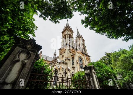 27 JUIN 2021, BATUMI, GÉORGIE: Détails extérieurs de l'une des plus célèbres cathédrale de Batumi, l'église de la mère de Dieu dans la vieille ville Banque D'Images