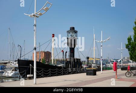 Vue sur le port de la lumière de sursaut d'importance historique comme aide à la navigation, maintenant à la retraite et ancré de façon permanente à la marina à Hull, au Royaume-Uni. Banque D'Images