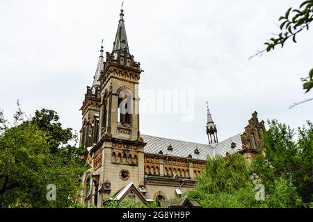 27 JUIN 2021, BATUMI, GÉORGIE: Détails extérieurs de l'une des plus célèbres cathédrale de Batumi, l'église de la mère de Dieu dans la vieille ville Banque D'Images