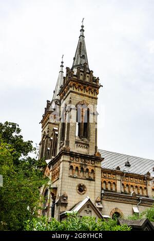 27 JUIN 2021, BATUMI, GÉORGIE: Détails extérieurs de l'une des plus célèbres cathédrale de Batumi, l'église de la mère de Dieu dans la vieille ville Banque D'Images