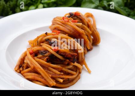 Spaghetti all'Assassina Pasta, une spécialité de Bari, Puglia, Italie gros plan Banque D'Images