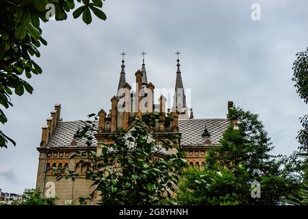 27 JUIN 2021, BATUMI, GÉORGIE: Détails extérieurs de l'une des plus célèbres cathédrale de Batumi, l'église de la mère de Dieu dans la vieille ville Banque D'Images