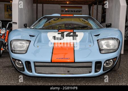 Ford GT40 dans le pseudo Gulf Oils schéma dans re-créé le Mans 24hr courses d'endurance voitures à fosse garages. Voiture de course automobile sport de classe prototype Banque D'Images