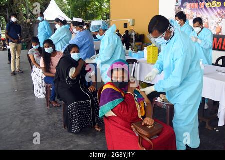 Colombo, Sri Lanka. 23 juillet 2021. Des travailleurs médicaux inoculent des personnes atteintes du vaccin Sinopharm COVID-19 à Colombo, Sri Lanka, le 23 juillet 2021. Le Sri Lanka a reçu jeudi un autre lot des vaccins Sinopharm COVID-19 de la Chine. Credit: Gayan Sameera/Xinhua/Alay Live News Banque D'Images