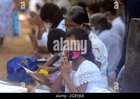 Colombo, Sri Lanka. 23 juillet 2021. Une fille prie pour célébrer le jour du Poya dans le temple de Kelaniya à Kelaniya, Sri Lanka, le 23 juillet 2021. Credit: Gayan Sameera/Xinhua/Alay Live News Banque D'Images