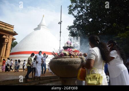 Colombo, Sri Lanka. 23 juillet 2021. Les gens visitent le temple de Kelaniya pour célébrer le jour du Poya à Kelaniya, Sri Lanka, le 23 juillet 2021. Credit: Gayan Sameera/Xinhua/Alay Live News Banque D'Images