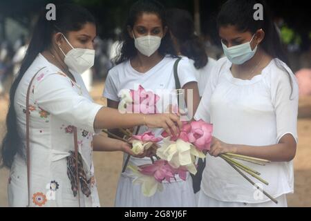 Colombo, Sri Lanka. 23 juillet 2021. Les filles préparent des fleurs pour célébrer le jour du Poya dans le temple de Kelaniya à Kelaniya, Sri Lanka, le 23 juillet 2021. Credit: Gayan Sameera/Xinhua/Alay Live News Banque D'Images