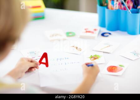 Les enfants apprennent à lire. Cartes flash de phonics abc colorées pour enfants de maternelle et d'âge préscolaire. Apprentissage à distance et homeschooling pour les jeunes enfants. Banque D'Images