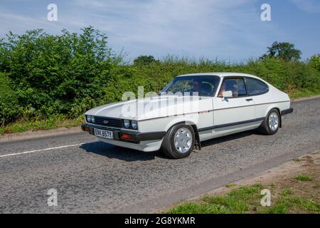 Années 1983 80, années 80 Ford Capri blanc 2792cc essence coupé 2 portes, en route pour Capesthorne Hall Classic July show, Cheshire, Royaume-Uni Banque D'Images