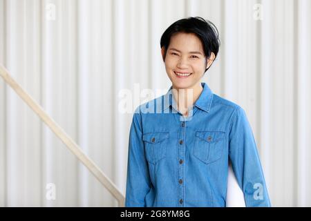 Portrait de femme ingénieur avec confident et de manière amicale, femme heureuse en bleu Jean costume Banque D'Images