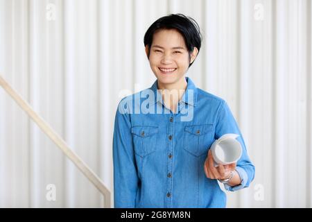 Portrait de femme ingénieur avec confident et de manière amicale, femme heureuse en bleu Jean costume Banque D'Images