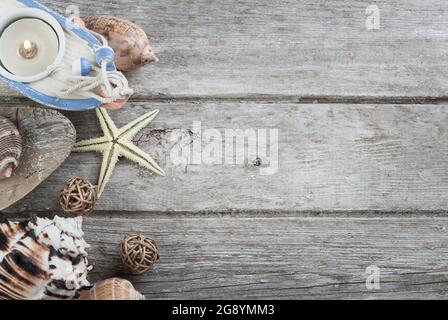 Objets marins sur fond de bois ancien. Image en tons. Placer pour le texte. Banque D'Images