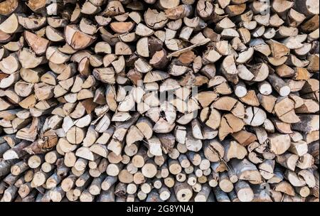 Gros plan pile de bois de chauffage, texture de fond en bois. Couche de bois de coupe stocké. Banque D'Images