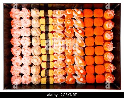 Ensemble de sushi, cuisine japonaise originale, arrangement coloré et exquis en rangées. Vue de dessus Banque D'Images