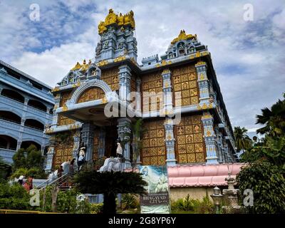 Vue à angle bas du temple ISKCON de Lord Sri Krishna Tirumala, Tirumala, Andhra Pradesh, Inde-juillet 11.2021 Banque D'Images