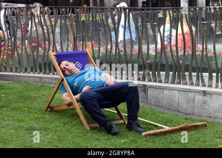 Londres, Royaume-Uni. 23 juillet 2021. Détendez-vous à Leicester Square Londres pendant la vague de chaleur continue. Credit: JOHNNY ARMSTEAD/Alamy Live News Banque D'Images
