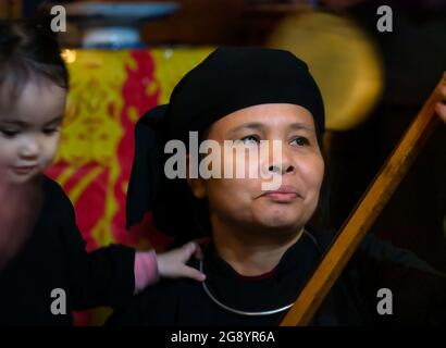 Femme plus âgée jouant de la musique traditionnelle sur le luth au village ethnique Thai Hai, province de Thai Nguyen, nord du Vietnam, Asie Banque D'Images