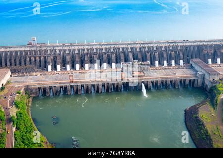 Vue aérienne du barrage hydroélectrique d'Itaipu sur le fleuve Parana. Banque D'Images