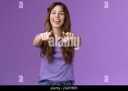 C'est vous. Sympathique heureux joyeux heureux heureux maurires-fille pointant des doigts caméra sourire riant largement féliciter ami chantant chanson indiquant Banque D'Images