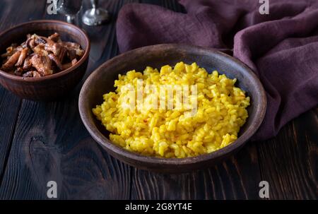 Portion de risotto au safran avec chanterelles frites Banque D'Images