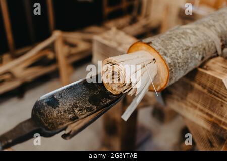 Procédé de travail du bois, fabrication de tuyaux en bois, didgeridoo Banque D'Images