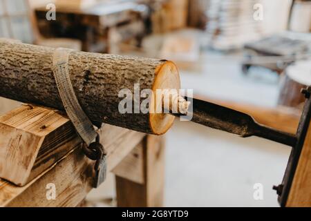 Procédé de travail du bois, fabrication de tuyaux en bois, didgeridoo Banque D'Images