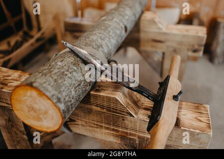 Procédé de travail du bois, fabrication de tuyaux en bois, didgeridoo Banque D'Images