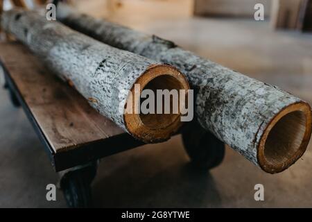 Procédé de travail du bois, fabrication de tuyaux en bois, didgeridoo Banque D'Images