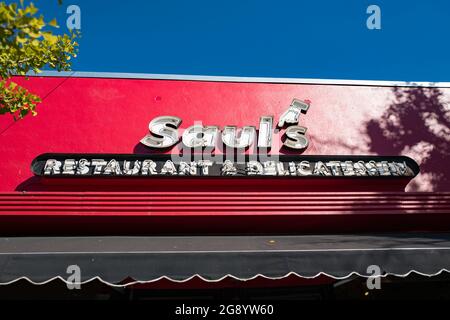 ÉTATS-UNIS. 06e octobre 2017. Panneau pour Saul's Deli, un restaurant typique de style traiteur New York dans le quartier Gourmet Ghetto (North Shattuck) de Berkeley, Californie, le 6 octobre 2017. (Photo par Smith Collection/Gado/Sipa USA) crédit: SIPA USA/Alay Live News Banque D'Images