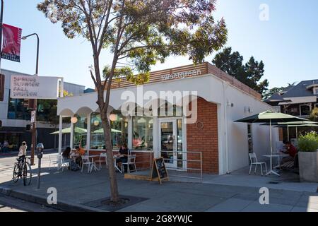 ÉTATS-UNIS. 06e octobre 2017. Facade of Sweetgreen, un restaurant de luxe rapide et décontracté de la nourriture saine à Berkeley, Californie, avec un panneau néon qui montre la saison courante, le 6 octobre 2017. (Photo par Smith Collection/Gado/Sipa USA) crédit: SIPA USA/Alay Live News Banque D'Images