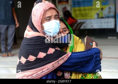 Dhaka, Bangladesh. 23 juillet 2021. Les personnes qui pleurent la mort de leur parent pour Covid-19 à l'hôpital du Medical College pendant la pandémie du coronavirus à Dhaka, au Bangladesh, le 23 juillet 2021 crédit: Mamunur Rashid/Alamy Live News Banque D'Images