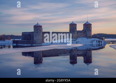 Ancienne forteresse Olavinlinna (Olafsborg) en mars soir. Finlande, Savonlinna Banque D'Images