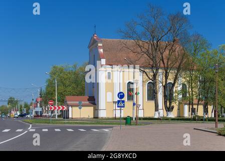 Vue de l'Église de l'Exaltation de la Sainte Croix le jour ensoleillé d'avril. Lida, Bélarus Banque D'Images