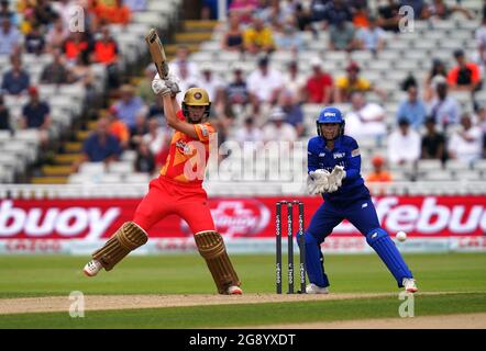 CORRECTION DE LÉGENDE : la batte Eve Jones (à gauche) de Birmingham Phoenix pendant le match de cent à Edgbaston, Birmingham. Date de la photo : vendredi 23 juillet 2021. Banque D'Images